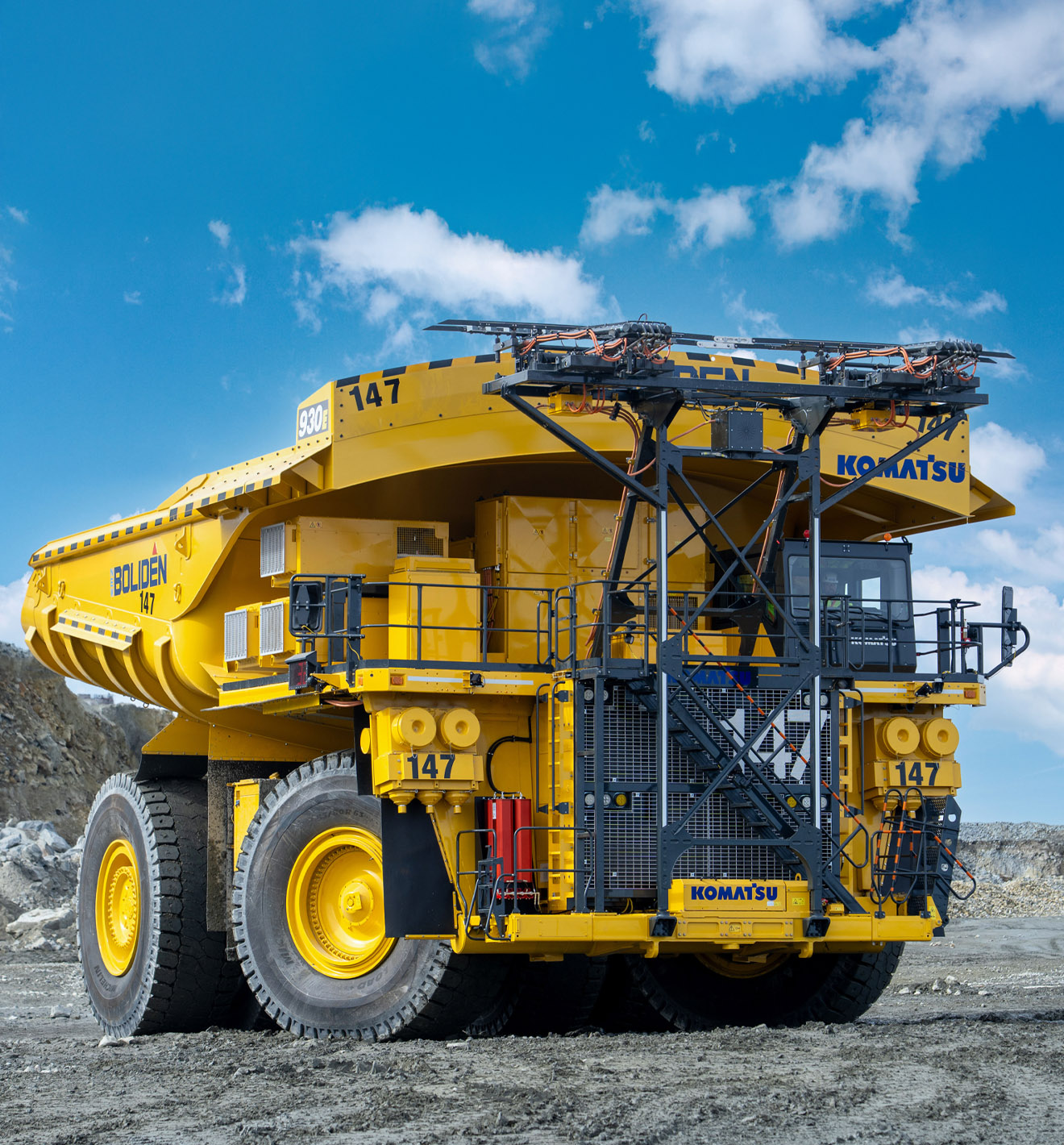 Komatsu inaugura il primo dumper “Power agnostic” alimentato a diesel e corrente elettrica tramite un sistema a pantografo