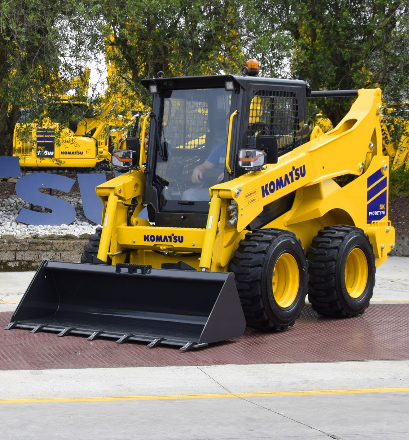KOMATSU コマツ　SKID STEER LOADER Komatsu presents new skid steer loader and compact track loader at