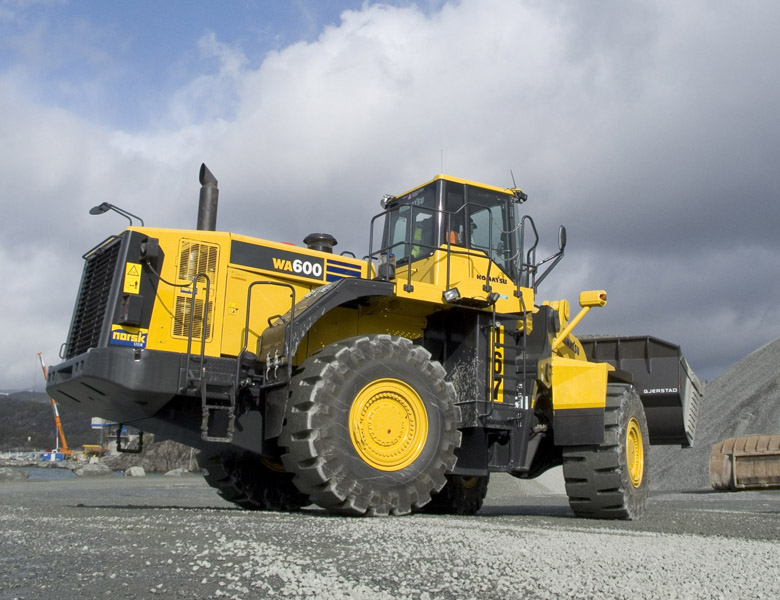 UNIVERSAL HOBBIES, Chargeuse KOMATSU WA600-8, échelle 1/50, UH8153