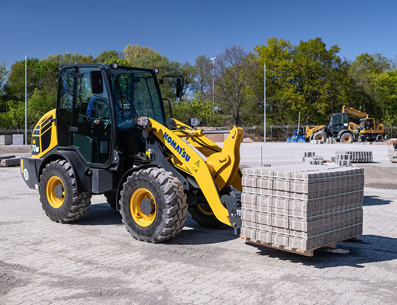 Compact outlet wheel loader